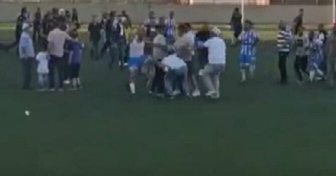 Gaziantep’te maç bitti saha karıştı! Futbolculardan meydan dayağı yedi