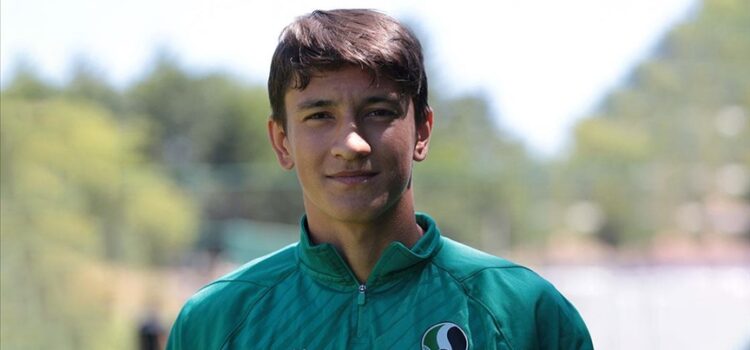 Sakaryaspor’un genç oyuncusu Berkay Kurubacak’ın şampiyonluk hayali var