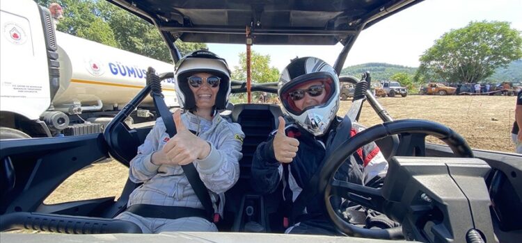 Off-road tutkunu kadın pilotlar pistlerin tozunu attırıyor